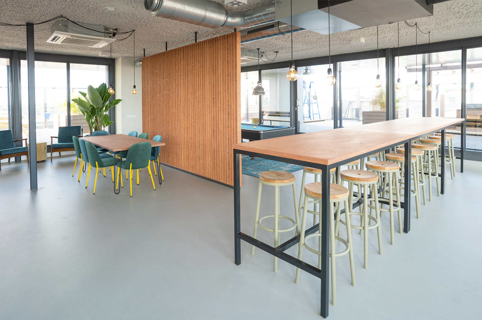 13 Lounge rooftop inside